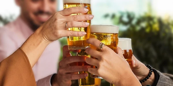 Brindis con bebidas en un local Lateral