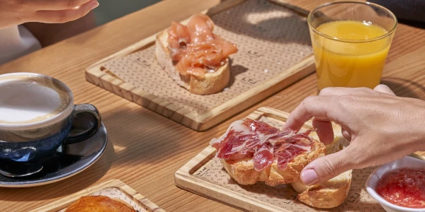 Productos de desayuno de Lateral sobre una mesa