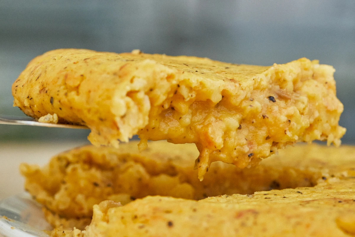Tortilla de patatas servida en un local Lateral