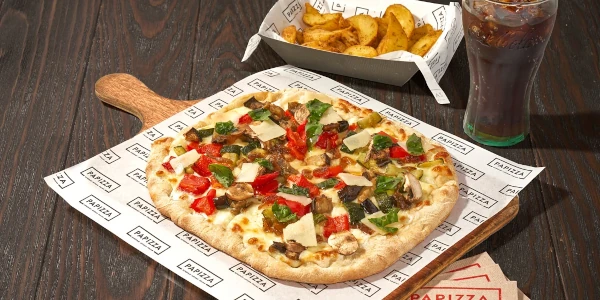 Menú de refresco, pizza y patatas de Papizza sobre una mesa