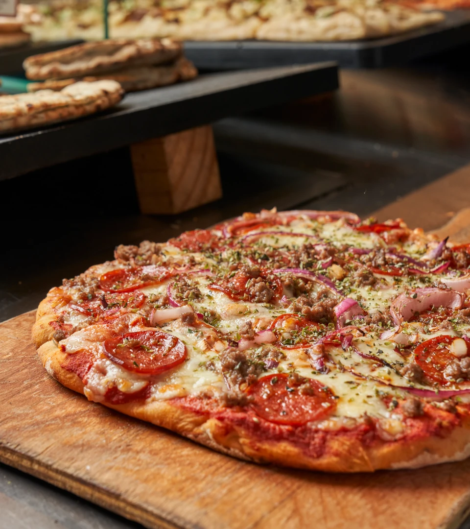 Pizza de Papizza sobre una tabla de madera