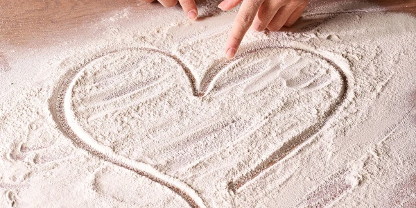 Corazón dibujado con harina sobre una mesa