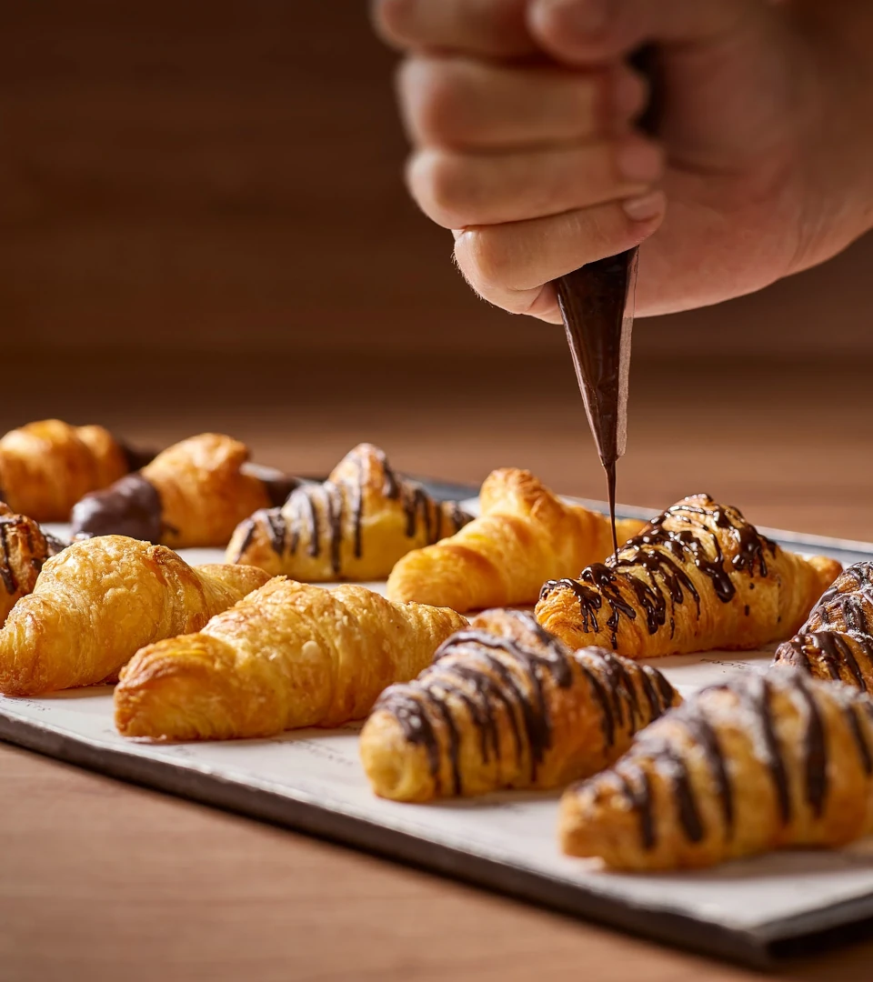 Decorando croissants Santagloria con chocolate
