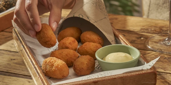 Bandeja con papelón de croquetas de Taberna del Volapié