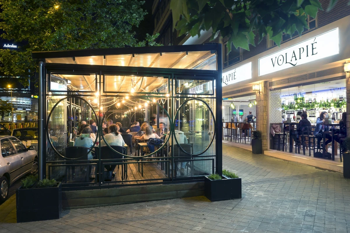 Terraza de una Taberna del Volapié con clientes disfrutando de sus productos