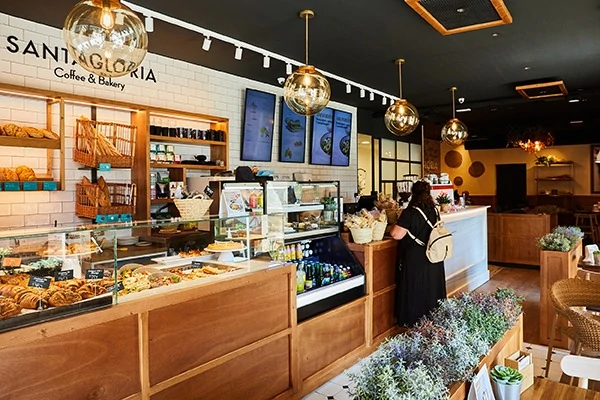 Interior de local Santagloria con vista del mostrador