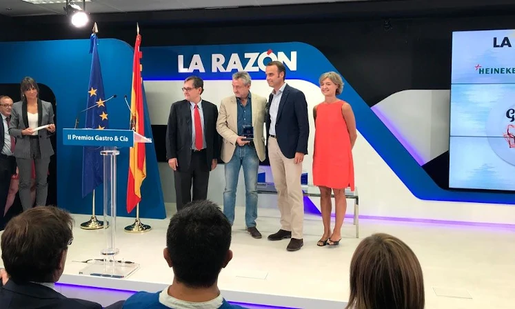 Momento del acto de entrega del premio a Taberna del Volapi&eacute;