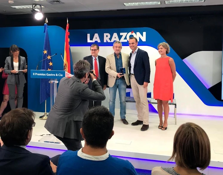 Momento del acto de entrega del premio a Taberna del Volapi&eacute;