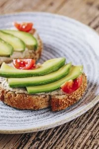 Tostadas de pan con espelta, aguacate y tomates cherry